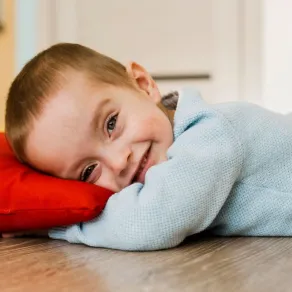 هناك تصرفات بسيطة تنشئ طفلاً اتكالياً صورة تعبر عن طفل اتكالي