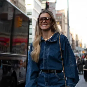 القميص الدنيم مع تنورة من الخامة نفسها - الصورة من Launchmetrics/Spotlight © القميص الدنيم مع تنورة من الخامة نفسها - الصورة من Launchmetrics/Spotlight ©