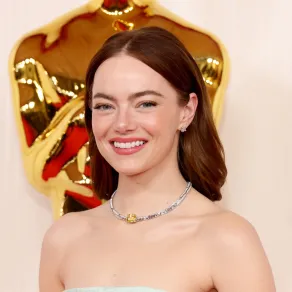إيما ستون Emma Stone (مصدر الصورة: Mike Coppola / GETTY IMAGES NORTH AMERICA / Getty Images via AFP) إيما ستون ترتدي عقداً مرصعاً بالألماس