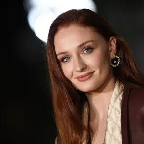 صوفي تيرنر تصل إلى متحف أكاديمية الصور المتحركة في لوس أنجلوس- Sophie Turner arrives at the Academy Museum of Motion Pictures in Los Angeles- مصدر الصورة: VALERIE MACON / AFP