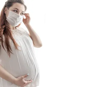 امرأة حامل تعاني من كورونا -المصدر: freepik امرأة حامل تعاني من كورونا -المصدر: freepik