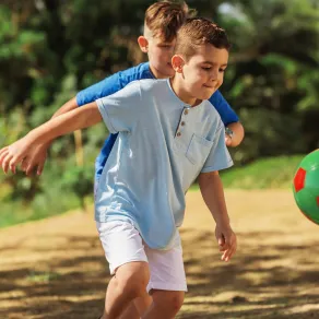 الفوائد المختلفة للعب في الهواء الطلق للأطفال - الصورة من موقع AdobeStock صورة لطفل يلعب