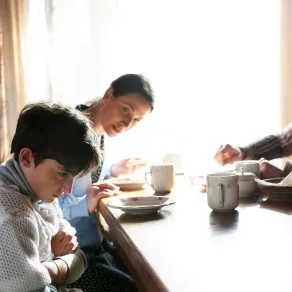 صورة لطفل مع عائلته