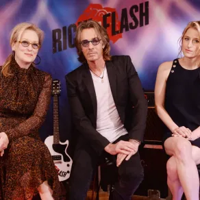 ميريل ستريب وابنتها في نيويورك - Meryl Streep, Rick Springfield, and Mamie Gummer in New York City- مصدر الصورة Photo by Stephen Lovekin / GETTY IMAGES NORTH AMERICA / Getty Images via AFP