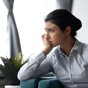 توتر وقلق الحامل يؤثر على الجنين صورة لحامل قلقة