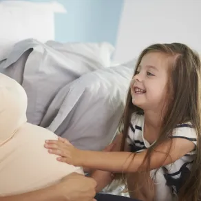 علامات تؤكد استعداد طفلكِ الصغير لاستقبال شقيق جديد - الصورة من موقع Freepik صورة لأم مع ابنتها