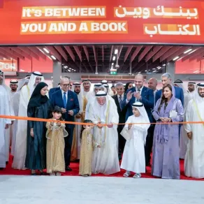 حاكم الشارقة خلال افتتاحه معرض الشارقة الدولي للكتاب. الصورة من مكتب الشارقة الإعلامي