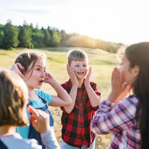 أسئلة ذكاء سريعة ومتنوّعة للأطفال في سن الـ6- 8 سنوات صورة أطفال مع الألغاز