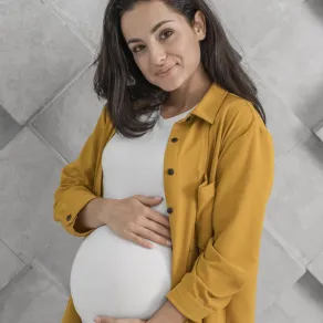 ليس هناك علاقة بين نوع الجنين وحجم البطن صورة لحامل في أشهر متقدمة