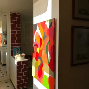 عمل فني تجريدي على الحائط حيث لوحة الكهرباء عمل فني تجريدي على الحائط