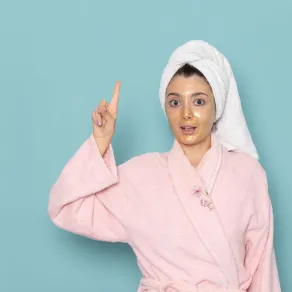 صورة توضح امرأة تهتم ببشرتها