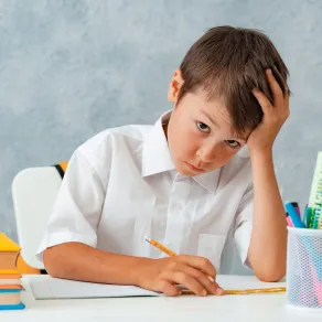 يجب أن تعرفي أسباب عدم اقتناع الطفل بحل الواجبات صورة لطفل لديه مشاكل في حل الواجبات