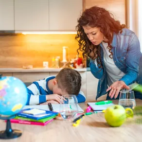 أخطاء تربوية تعوق نمو الأطفال - الصورة من موقع AdobeStock صورة لأم مع طفلها