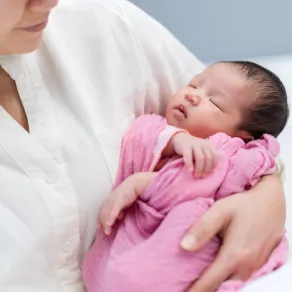 أسباب لعدم بكاء الأطفال عند الولادة - الصورة من موقع AdobeStock صورة لطفل رضيع