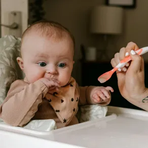 علامات الحساسية الغذائية عند الأطفال الرضع - الصورة من موقع unsplash صورة لطفل رضيع