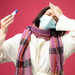 سيدة تعاني من أعراض الإنفلونزا الجديدة 2025 Image By Freepik سيدة تعاني من أعراض الإنفلونزا الجديدة 2025 Image By Freepik