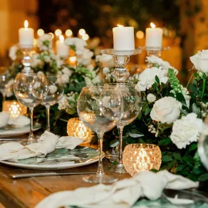 طاولات المدعوين إلى حفل الزفاف مزينة بالشمعدانات والأزهار طاولات المدعوين إلى حفل الزفاف مزينة