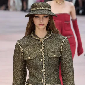 من مجموعة شانيل Chanel شتاء 2025 -الصورة من Launchmetrics/Spotlight © من مجموعة شانيل Chanel شتاء 2025 -الصورة من Launchmetrics/Spotlight ©