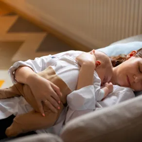 صورة لأم نائمة مع مولودها