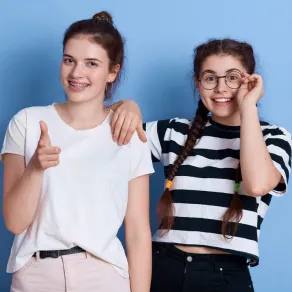 صورة لصديقتين