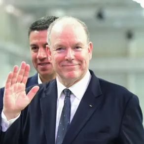 الأمير ألبرت الثاني أمير موناكو في مقر اللجنة الأولمبية الباراغوايانية في لوكي، باراغواي (Prince Albert II of Monaco at the Paraguayan Olympic Committee grounds in Luque, Paraguay). مصدر الصورة: DANIEL DUARTE / AFP