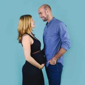 هناك توصيات للزوج من أجل سلامة الزوجة الحامل صورة لزوج محب مع زوجته الحامل