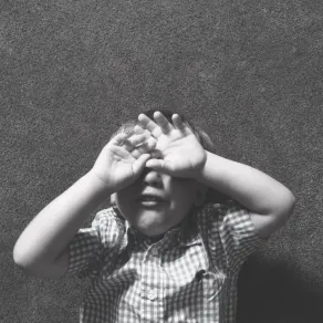 صورة طفل يبكي بعد سقوطه على جبهته