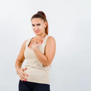 سيدة تلجأ إلى أسرار حرق دهون الجسم بوقت مثالي Image By Freepik سيدة تلجأ إلى أسرار حرق دهون الجسم بوقت مثالي Image By Freepik