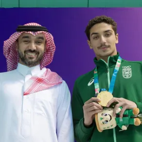  الأمير عبدالعزيز بن تركي وزير الرياضة السعودي والسباح زيد السراج