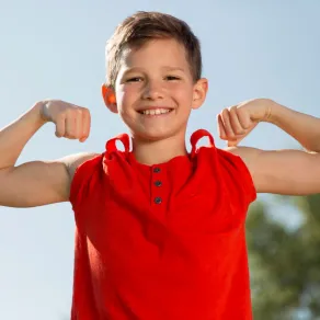 هناك 3 نصائح لمناعة وتركيز طفل المدرسة صورة تعبر عن طفل ذكي وبصحة جيدة