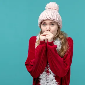 امرأة تشعر بالبرد- المصدر freepik امرأة تشعر بالبرد- المصدر freepik