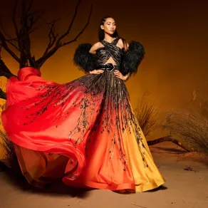 زِي برتقالي متموّج من فؤاد سركيس- الصورة من العلاقات العامة للدار