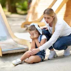 صورة لأم وطفلتها التي سقطت على الأرض