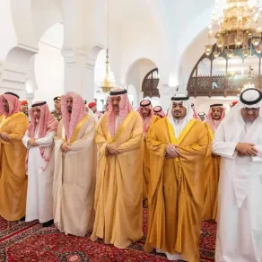 الأمير محمد بن عبدالرحمن بن عبدالعزيز نائب أمير منطقة الرياض وهو يؤدي صلاة الميت على ناصر بن جريد الجريد في جامع الملك خالد بالرياض