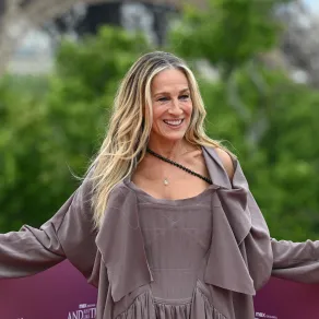 سارة جيسيكا باركر أمام برج إيفيل في باريس (Sarah Jessica Parker in front of the Eiffel Tower in Paris). مصدر الصورة: Hugo MATHY / AFP