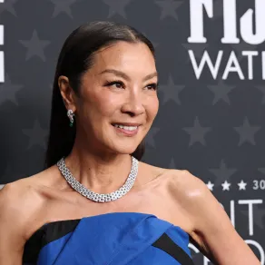 ميشيل يوه Michelle Yeoh في حفل توزيع جوائز اختيار النقاد الـ 30 لعام 2025. مصدر الصورة: Michael Tran / AFP ميشيل يوه Michelle Yeoh في حفل توزيع جوائز اختيار النقاد الـ 30 لعام 2025. مصدر الصورة: Michael Tran / AFP