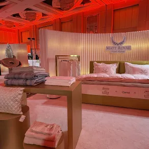 ضمّت أروقة معرض آرت تدوم قطعًا فنية نادرة وأعمالًا تصميمية مبتكرة ضمّت أروقة معرض آرت تدوم قطعًا فنية نادرة وأعمالًا تصميمية مبتكرة