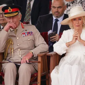 الملكة كاميلا والملك تشارلز الثالث- Queen Camilla and King Charles (مصدر الصورة: Paul Edwards / POOL / AFP) الملكة كاميلا ترتدي سوار فان كليف أند آربلز في إحدى المناسبات الرسمية