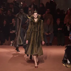 من مجموعة فندي Fendi شتاء 2025 - 2026 -الصورة من Launchmetrics/Spotlight © من مجموعة فندي Fendi شتاء 2025 - 2026 -الصورة من Launchmetrics/Spotlight ©