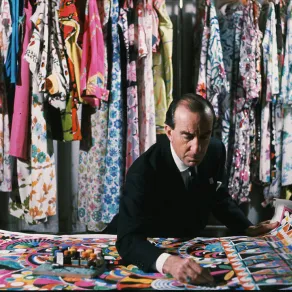 المصمم إميليو بوتشي Emilio Pucci يلوّن نمطاً تشكيلياً من تصميمه عام 1959- مصدر الصورة: David Lees/Corbis/VCG via Getty Images