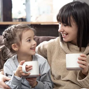 صورة لأم وابنتها وكوبين من الشاي