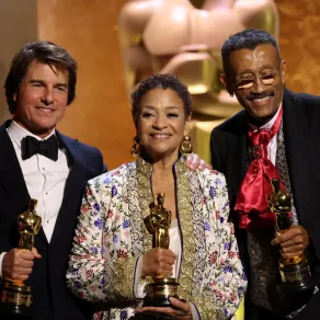 توم كروزTom Cruise، ديبي ألين Debbie Allen ووين توماس and Wynn Thomas. مصدر الصورة: Michael Tran / AFP توم كروزTom Cruise، ديبي ألين Debbie Allen ووين توماس and Wynn Thomas. مصدر الصورة: Michael Tran / AFP