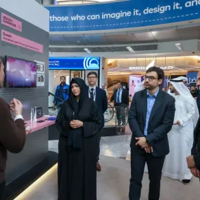 الشيخة لطيفة في معرض «حلول دبي للمستقبل – ابتكارات للبشرية» تطلع على أحد الابتكارات الشيخة لطيفة في معرض «حلول دبي للمستقبل – ابتكارات للبشرية» تطلع على أحد الابتكارات