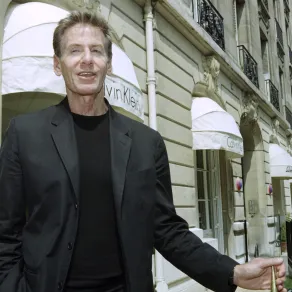 المصمم كالفن كلاين Calvin Klein في افتتاح أول متجر له في باريس - (مصدر الصورة Thomas COEX / AFP) المصمم كالفن كلاين Calvin Klein في افتتاح أول متجر له في باريس - (مصدر الصورة Thomas COEX / AFP)