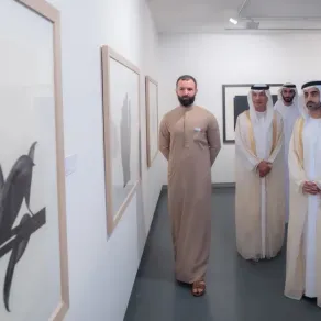  الشيخ الدكتور سالم بن عبد الرحمن القاسمي خلال جولته في معرض الشارقة للفنون الإسلامية. الصورة من مكتب الشارقة الإعلامي