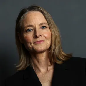 جودي فوستر في مسرح نقابة المخرجين الأمريكيين في لوس أنجلوس، كاليفورنيا (Jodie Foster at the DGA Theater in Los Angeles, California). مصدر الصورة:VALERIE MACON / AFP