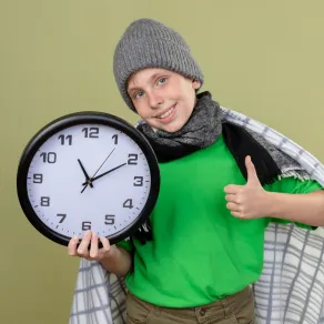 صورة لطفل يحمل ساعة