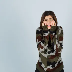 لماذا أشعر بالذنب بعد  نقاش حادّ مع أحد؟- الصورة من موقع Freepik