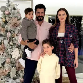 فهرية أفجان وبوراك أوزجيفيت وولداهما كاران وكيريم- الصورة من حساب فهرية على إنستغرام