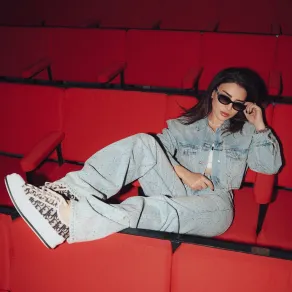 ماغي بوغصن بالسروال الجينز المرصع بالأحجار اللامعة -الصورة من حسابها على إنستغرام ماغي بوغصن بالسروال الجينز المرصع بالأحجار اللامعة -الصورة من حسابها على إنستغرام